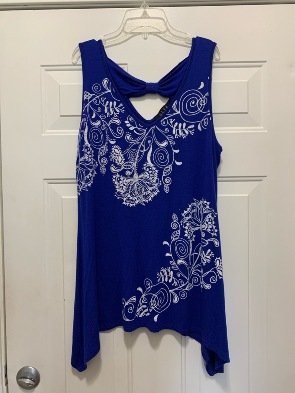 3/$15 B.L.E.U. Royal Blue Floral Knot-Back Tank Size Medium